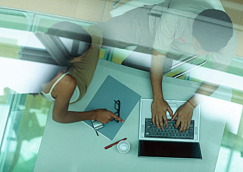 男人,工作,笔记本电脑,坐,女人,桌上,指点,玻璃,俯拍