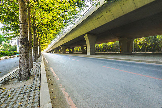 逆光下,立交桥下的沥青道路,汽车广告道路素材