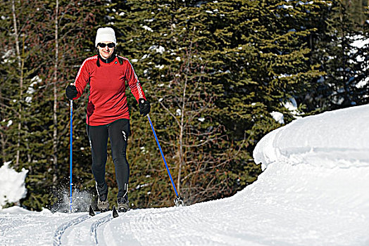 中年,女人,越野滑雪,太阳,顶峰,胜地,不列颠哥伦比亚省,加拿大