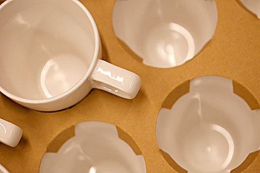 一个白色的陶瓷茶杯
