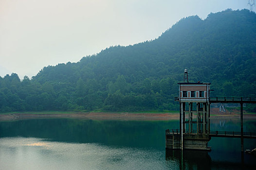 江省绍兴市诸暨陈蔡水库东白湖上的水文站和观景台
