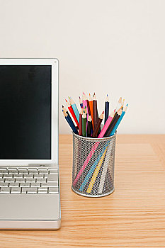 彩笔,笔记本电脑