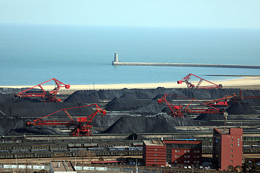 山东省日照市,俯瞰港口生产装卸现场,铁流滚滚繁忙有序