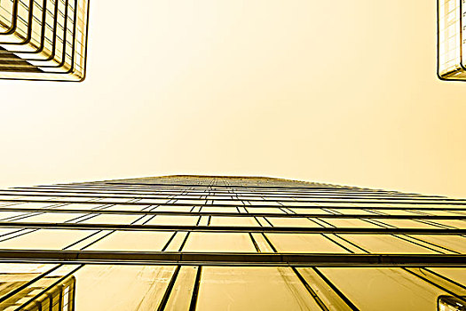 现代摩天大楼在商业区在傍晚的光线的底视图在日落镜头光晕滤镜效果