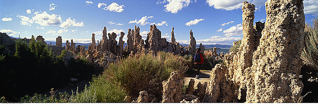 女人,远足,靠近,岩石构造,莫诺湖,加利福尼亚,美国
