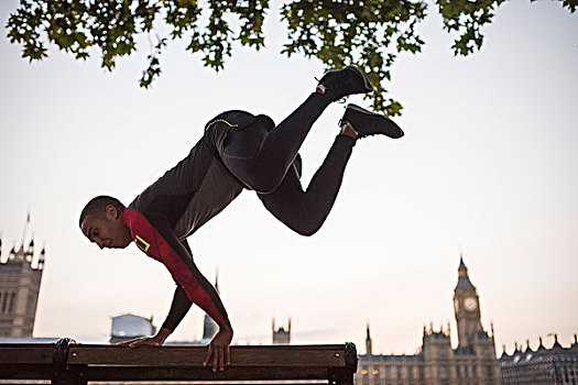 男青年,跳跃,上方,公园长椅,伦敦,英国