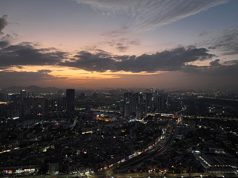 深圳光明新区城市上空夕阳