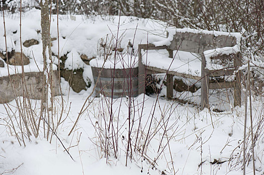 积雪,木制长椅,靠近,木桶,冬天,花园