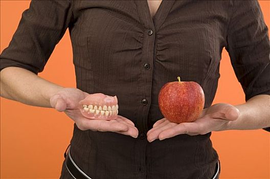 女人,拿着,假牙,苹果,手