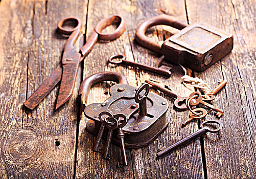 老,生锈,锁,钥匙,木桌子