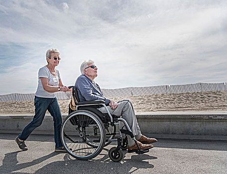 老年,女人,推,丈夫,轮椅,海滩,圣莫尼卡,加利福尼亚,美国