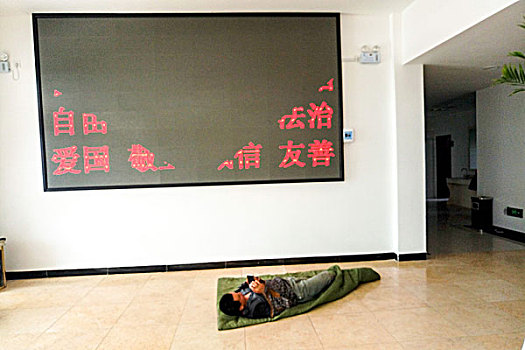 河南滑县,37度高温下搬家农民工在机关办公楼大厅走廊午睡工作人员轻轻走过不忍惊扰他们的梦
