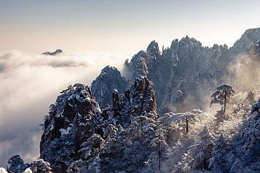 中国安徽黄山风景区,冬日雪后奇峰怪石林立,云雾飘渺宛若仙境