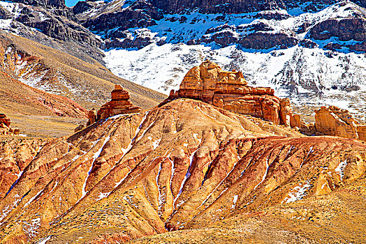 新疆,红岩,雪山