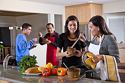 西班牙裔,家庭,在家,厨房,吃饭,食物