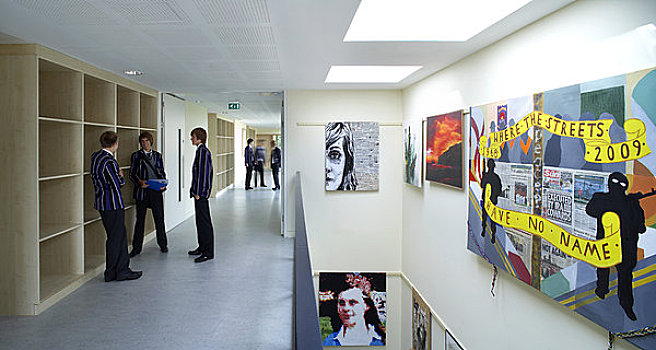 学校,皇后,建筑,剑桥郡,英国,2009年,内景,学生,地面,展示,鲜明,宽敞,室内,艺术品,墙壁