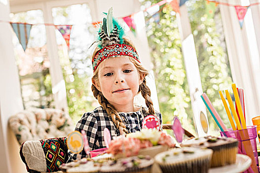 女孩,注视,杯形蛋糕,儿童,生日派对