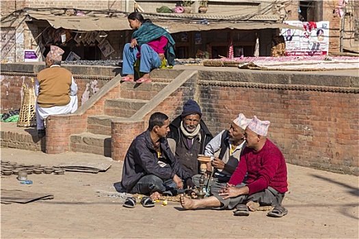 四个,未知,男人,坐,吸烟,水管,十二月,巴克塔普尔,加德满都山谷,尼泊尔
