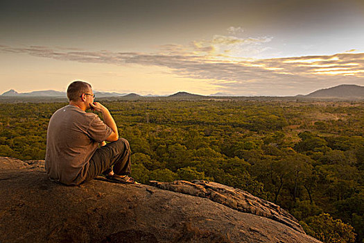 男青年,坐,石头,看,风景,莫桑比克,非洲