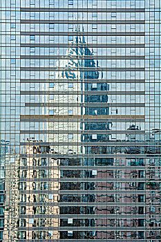 摩天大楼玻璃幕墙上现代写字楼的影子