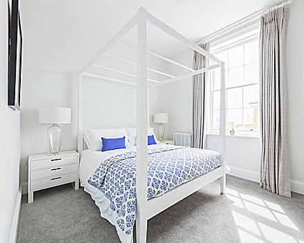 卧室,白色,四柱床,灰色,地毯