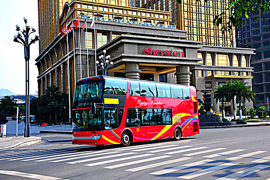 重庆南岸南滨路上的双层观光巴士车