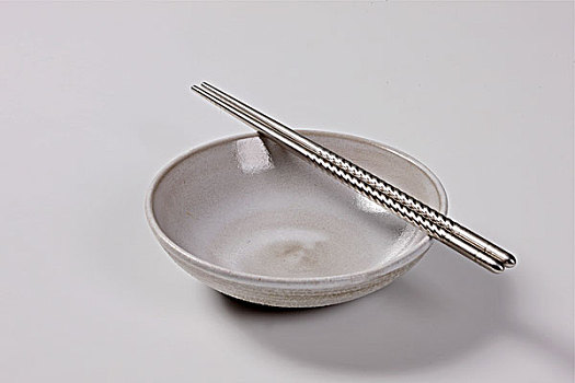 陶盘和银筷