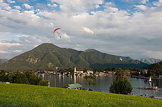 洛赫特-伊根,泰根湖,湖,航拍,高山湖,镇中心,滑翔伞,巴伐利亚,德国