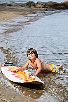 男孩,玩,冲浪板,温尼伯湖,曼尼托巴,加拿大