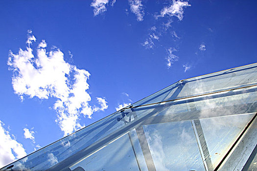 蓝天下的建筑玻璃拱顶