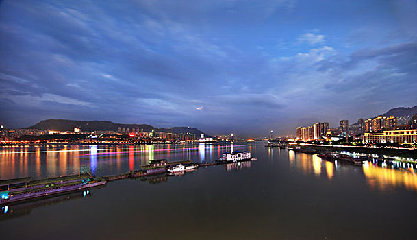 平湖新雨后