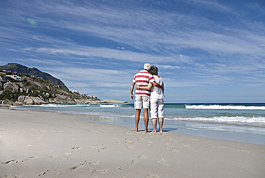 老年,夫妻,搂抱,海滩
