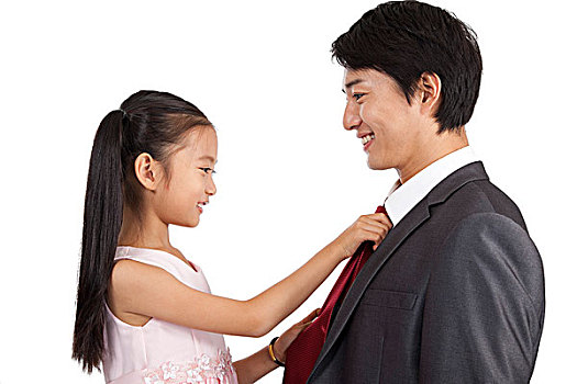 棚拍小女孩给年轻父亲打领带