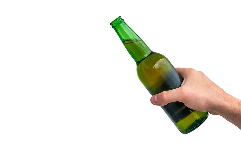 男人_拿着_啤酒瓶_白色背景_背景_高清图片_全景视觉