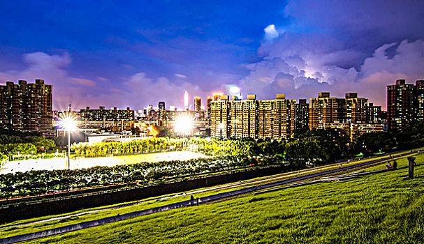 深圳梅林水库的夜景