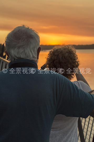 老年_夫妻_看_日落_老人_退休_情侣_一起_高清图片_全景视觉