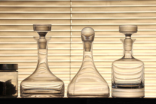窗台上的玻璃瓶