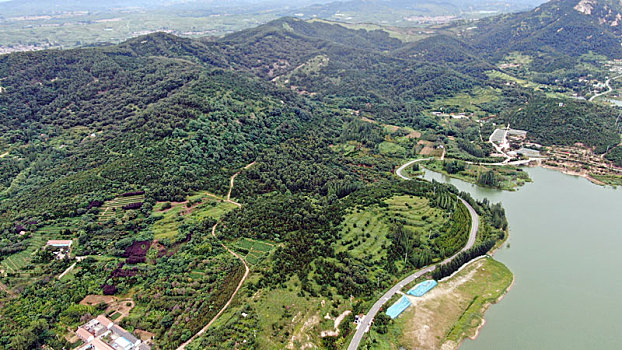 山东省日照市,航拍秋天里的凤凰湾,绿水青山环绕犹如天然氧吧