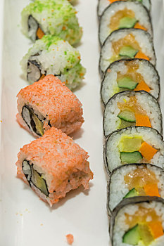 一盘有黄瓜条鸡蛋鱼肉紫菜的日本寿司特写
