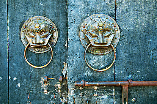 古老的木门和铜制狮头形状的门环