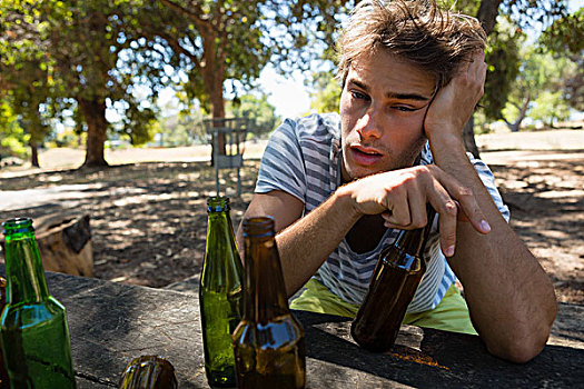醉酒,男人,拿着,啤酒瓶,公园,孤单
