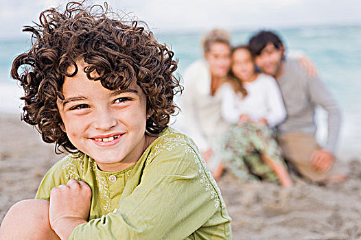 男孩,微笑,家庭,后面,海滩
