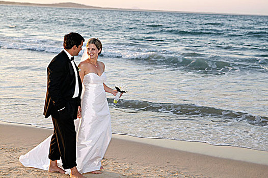 夫妇,走,海滩,努沙,澳大利亚