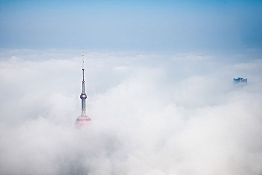 上海东方明珠电视塔雾天