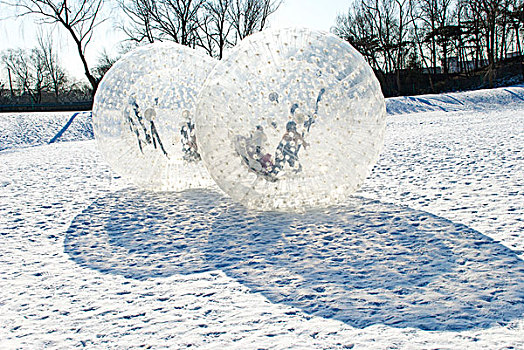 雪地波波球休闲运动