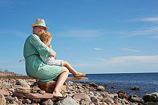 母女,坐,海滩,瑞典