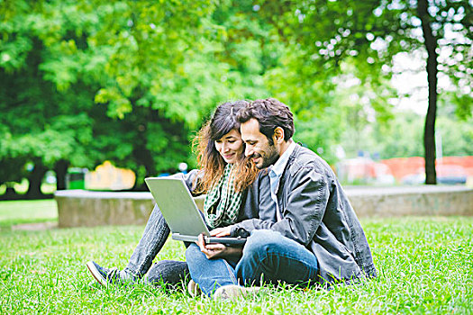 年轻,情侣,坐,双腿交叉,草地,使用笔记本,电脑,俯视,微笑