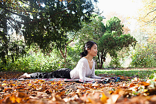 微笑,女人,表演,瑜珈,躺着,野餐毯,公园,秋天