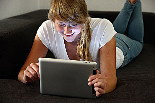 年轻,女人,卧,沙发,上网,互联网,电脑,无线,进入