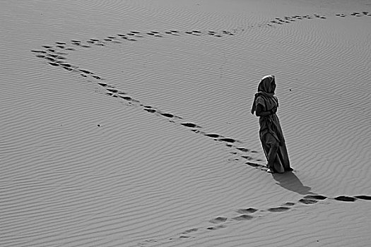 沙漠女人足迹